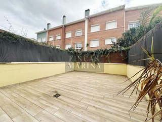 Casa adosada en alquiler en Passeig Maragall - Zona Estació en Gavà