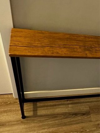 Recibidor de madera y metal