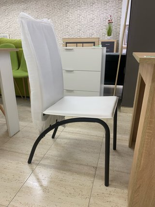 Sillas modernas metal y polipiel blancas