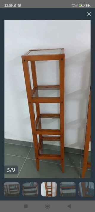 Dos estanterías de madera y cristal