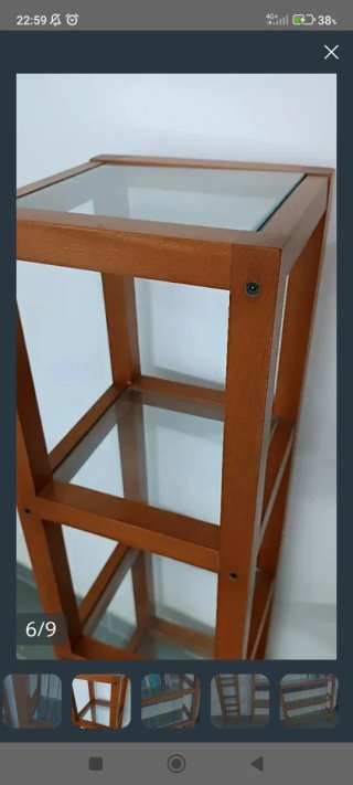 Dos estanterías de madera y cristal