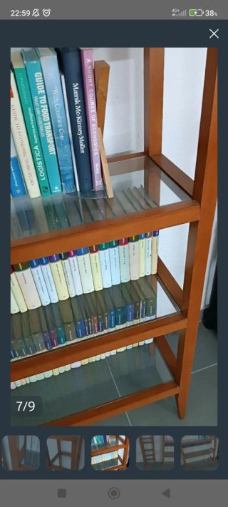 Dos estanterías de madera y cristal