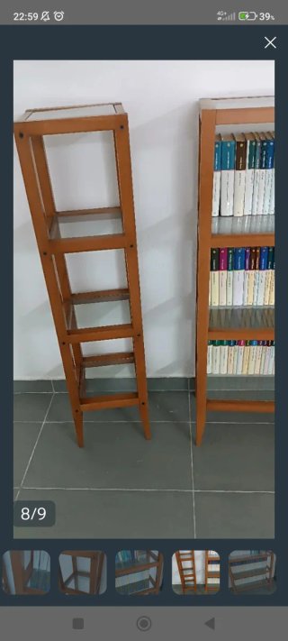 Dos estanterías de madera y cristal