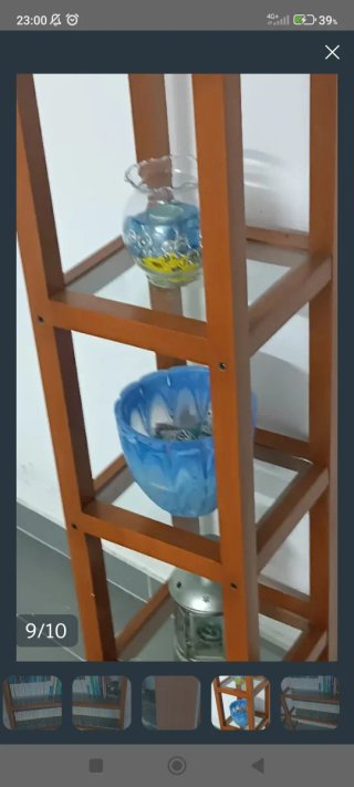 Dos estanterías de madera y cristal