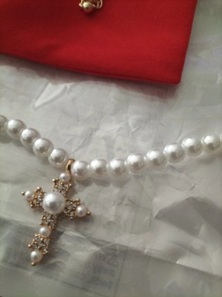 Collar perlas y colgante cruz dorado.Eventos/falla