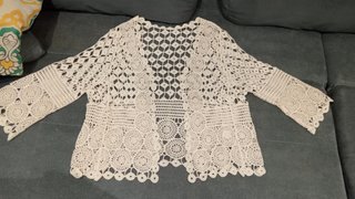 Chaquetilla calada de ganchillo