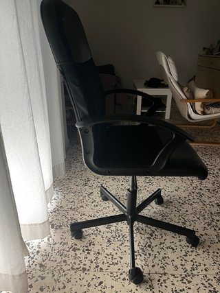 Silla de oficina giratoria negra