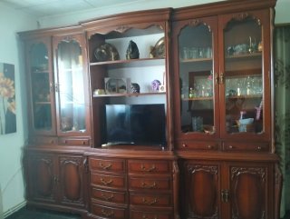 Mueble de comedor madera oscura