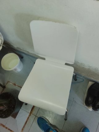 Tres sillas blancas de plástico y metal