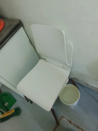 Tres sillas blancas de plástico y metal