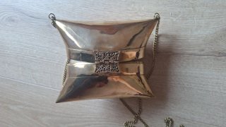 Bolso de latón dorado con cadena