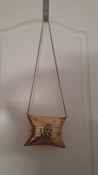 Bolso de latón dorado con cadena