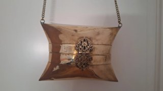 Bolso de latón dorado con cadena