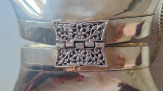 Bolso de latón dorado con cadena
