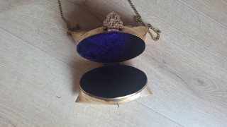 Bolso de latón dorado con cadena