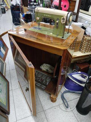 Máquina de coser Sigma antigua