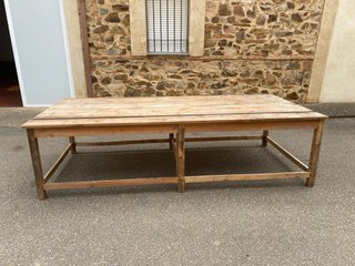 Mesa de madera rústica para corte