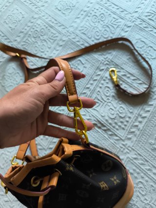 Bolso de hombro marrón con detalles dorados