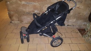 Carrito de paseo negro y rojo Casualpay completo