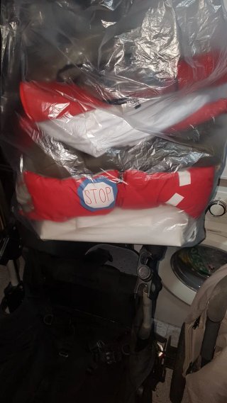 Carrito de paseo negro y rojo Casualpay completo