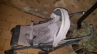 Carrito de paseo negro y rojo Casualpay completo