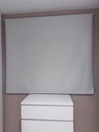 Estor enrollable opaco, color blanco roto.