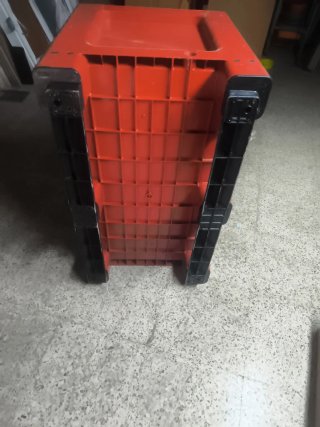 Contenedor de plástico rojo