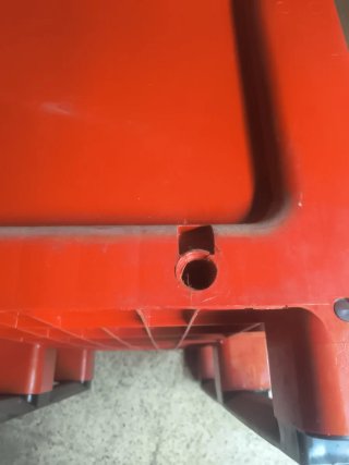 Contenedor de plástico rojo