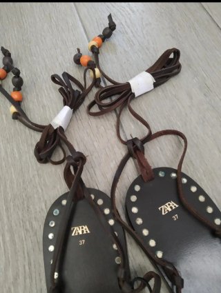 Sandalias Zara piel con abalorios y cuerdas