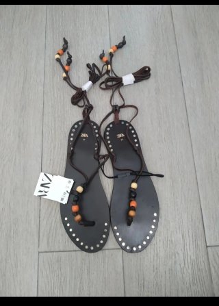 Sandalias Zara piel con abalorios y cuerdas