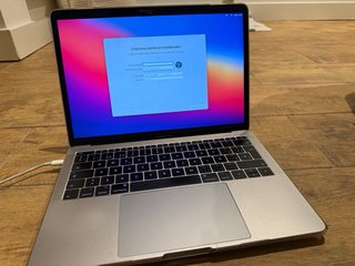 MacBook Pro 13 - 2016 se entrega con accesorios