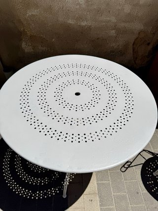 Mesa de jardín antigua de hierro. Restaurada