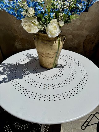 Mesa de jardín antigua de hierro. Restaurada