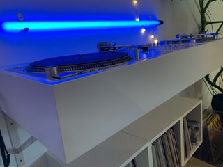 Mueble DJ artesanal para platos y mesa de mezclas