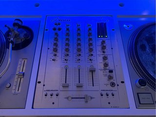 Mueble DJ artesanal para platos y mesa de mezclas