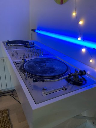 Mueble DJ artesanal para platos y mesa de mezclas