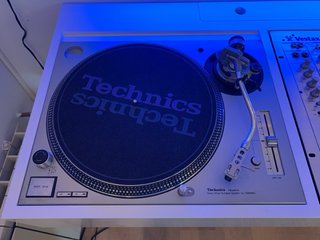 Mueble DJ artesanal para platos y mesa de mezclas