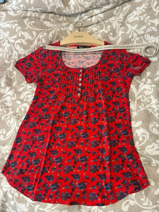 Blusa roja con estampado floral