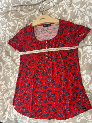 Blusa roja con estampado floral