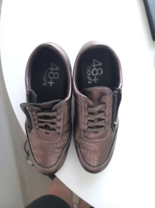 Zapatos deportivos marrones con cremallera lateral