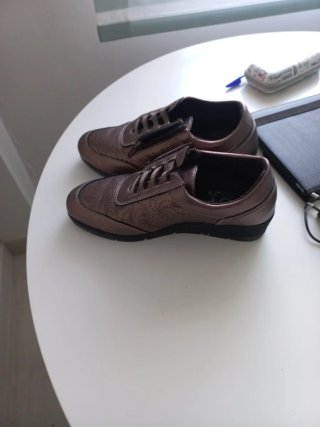 Zapatos deportivos marrones con cremallera lateral