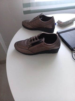 Zapatos deportivos marrones con cremallera lateral