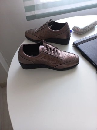 Zapatos deportivos marrones con cremallera lateral
