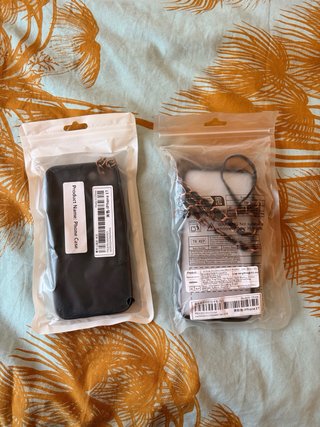 4 Fundas iPhone 13 con Bolsillo y Cadena + Cable