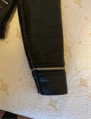 Chaqueta de cuero negra con forro blanco