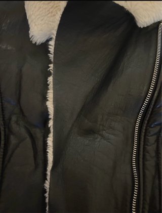 Chaqueta de cuero negra con forro blanco