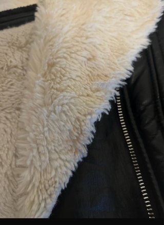 Chaqueta de cuero negra con forro blanco
