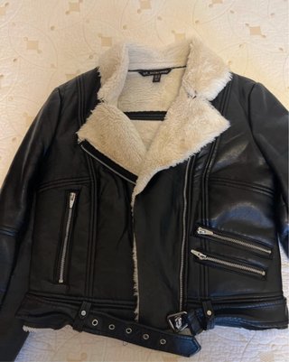 Chaqueta de cuero negra con forro blanco