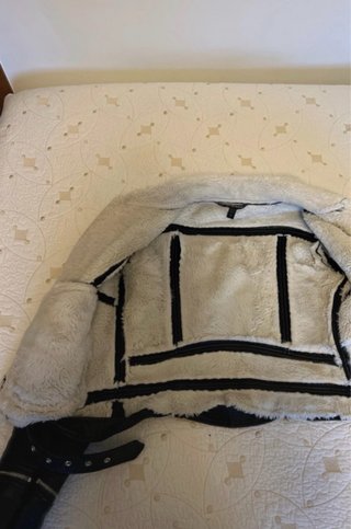 Chaqueta de cuero negra con forro blanco