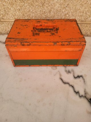 Caja de herramientas naranja y verde